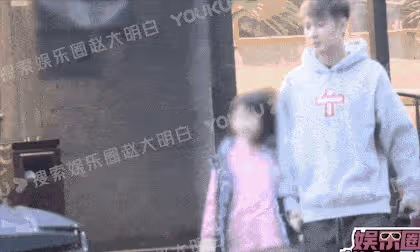 洪欣祖孫三代深夜吃日料，張丹峰緊牽彤彤手，每月工資仍上交畢瀅