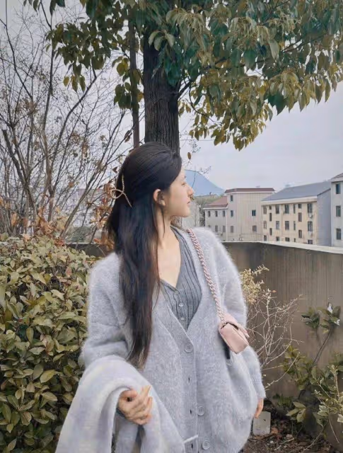 趙露思帶火了開春新穿搭：奶奶衫+鯊魚褲，洋氣減齡，還能顯腿長