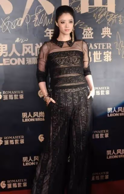 蔣欣胖得真自信，穿蕾絲裝暴露「水桶腰」，卻絲毫不影響她的美
