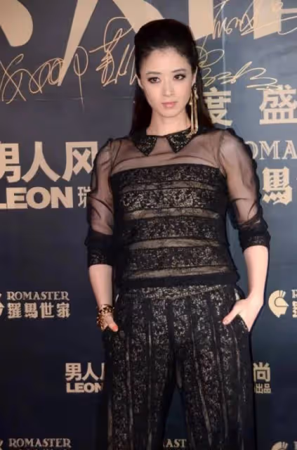 蔣欣胖得真自信，穿蕾絲裝暴露「水桶腰」，卻絲毫不影響她的美