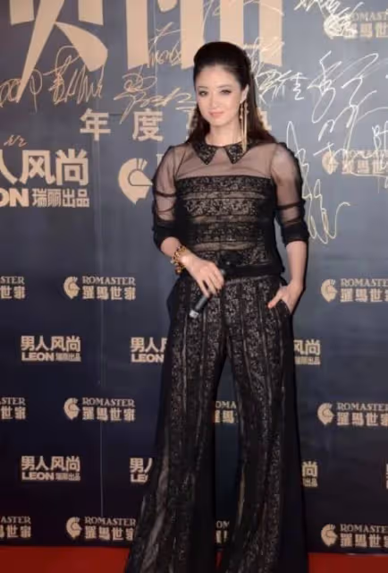 蔣欣胖得真自信，穿蕾絲裝暴露「水桶腰」，卻絲毫不影響她的美