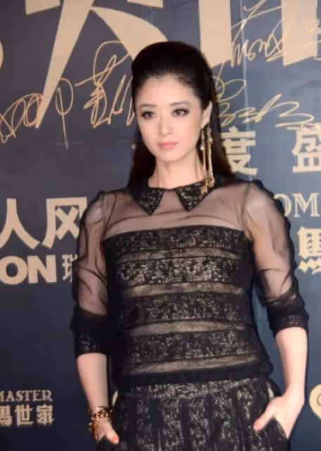 蔣欣胖得真自信，穿蕾絲裝暴露「水桶腰」，卻絲毫不影響她的美