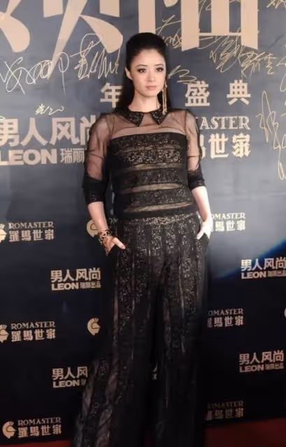 蔣欣胖得真自信，穿蕾絲裝暴露「水桶腰」，卻絲毫不影響她的美