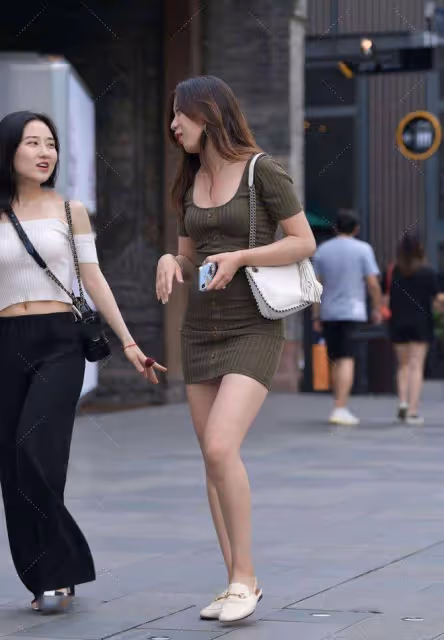 微胖的女生這樣穿真好看，紅色弔帶背心搭配緊身牛仔褲，時尚大方