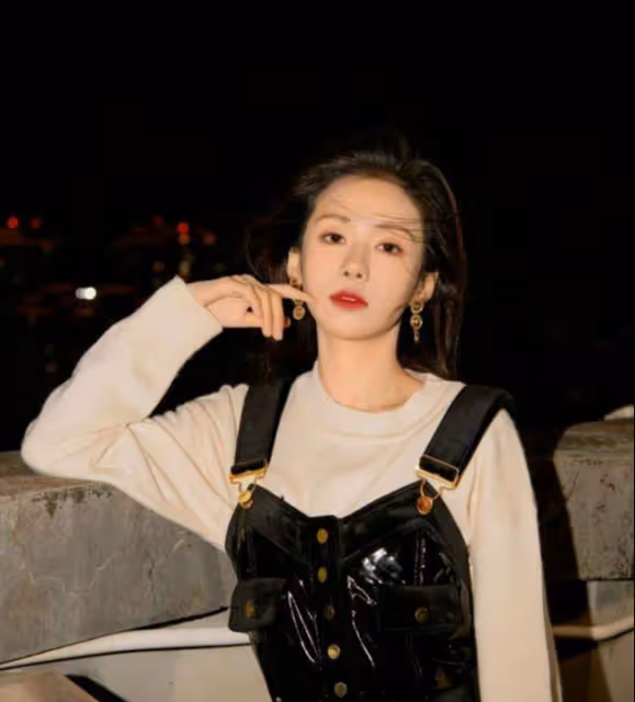 鄭合惠子，穿上黑色弔帶皮裙配白色針織衫，格外的好看