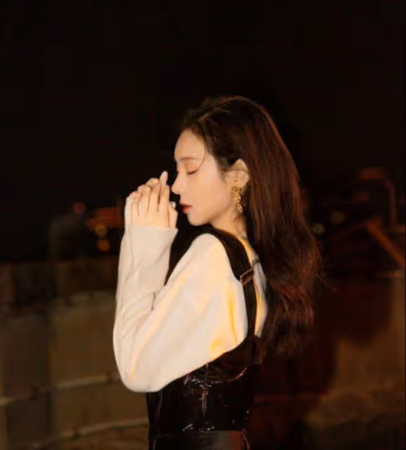 鄭合惠子，穿上黑色弔帶皮裙配白色針織衫，格外的好看