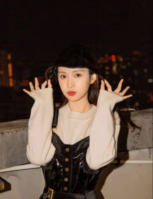 鄭合惠子，穿上黑色弔帶皮裙配白色針織衫，格外的好看