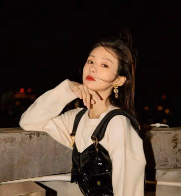 鄭合惠子，穿上黑色弔帶皮裙配白色針織衫，格外的好看