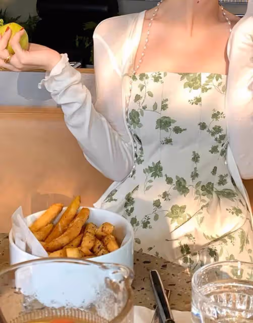 夏天，弔帶裙的標配是什麼？當然非它莫屬
