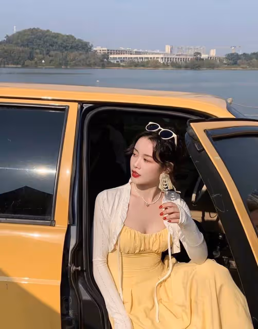 夏天，弔帶裙的標配是什麼？當然非它莫屬