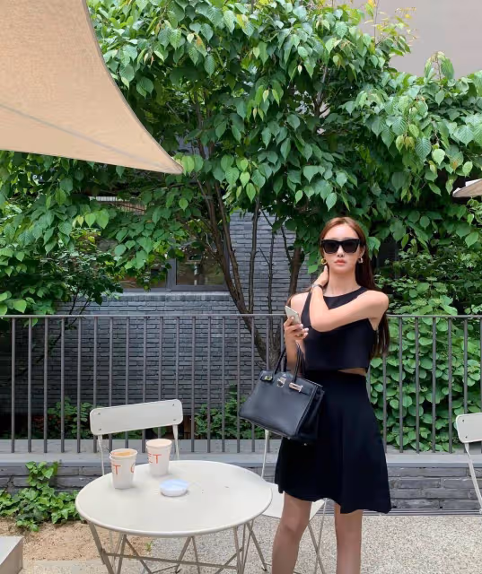弔帶裙才是夏日真正寵兒，簡約大方不做作，照著穿就能美出新高度