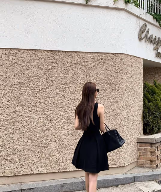 弔帶裙才是夏日真正寵兒，簡約大方不做作，照著穿就能美出新高度