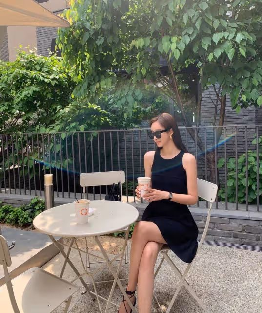 弔帶裙才是夏日真正寵兒，簡約大方不做作，照著穿就能美出新高度