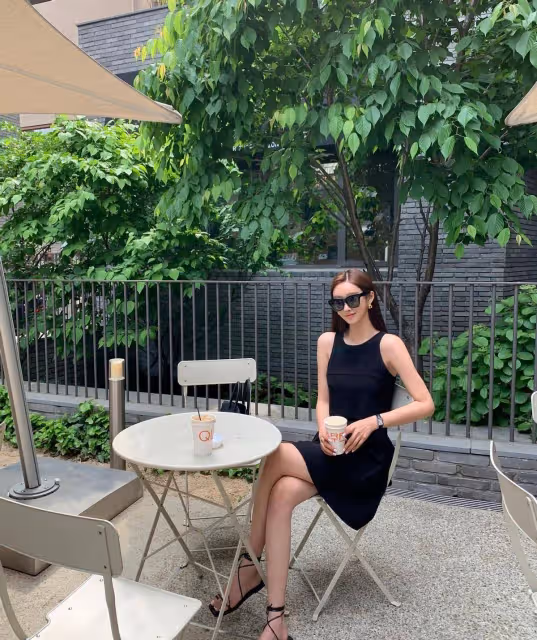 弔帶裙才是夏日真正寵兒，簡約大方不做作，照著穿就能美出新高度