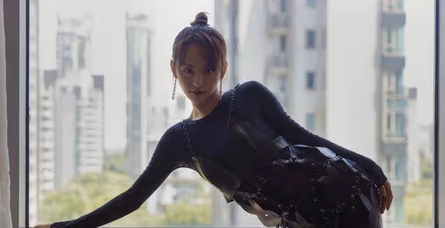 張嘉倪穿弔帶皮裙酷感十足，大改以往清純風格，改走另類路線了