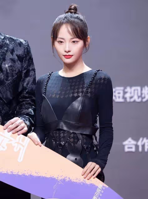 張嘉倪穿弔帶皮裙酷感十足，大改以往清純風格，改走另類路線了