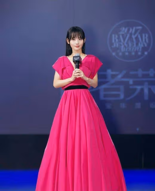 張嘉倪穿弔帶皮裙酷感十足，大改以往清純風格，改走另類路線了