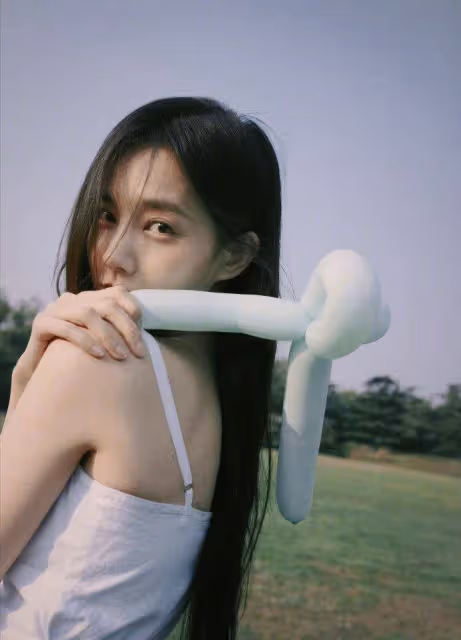 氧氣美少女！李一桐曬春日草坪外景寫真，身穿白色弔帶仙氣十足