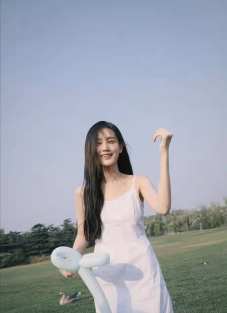 氧氣美少女！李一桐曬春日草坪外景寫真，身穿白色弔帶仙氣十足