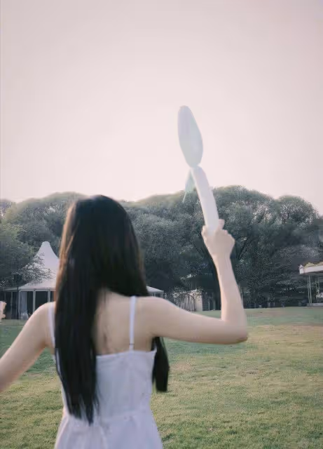 氧氣美少女！李一桐曬春日草坪外景寫真，身穿白色弔帶仙氣十足
