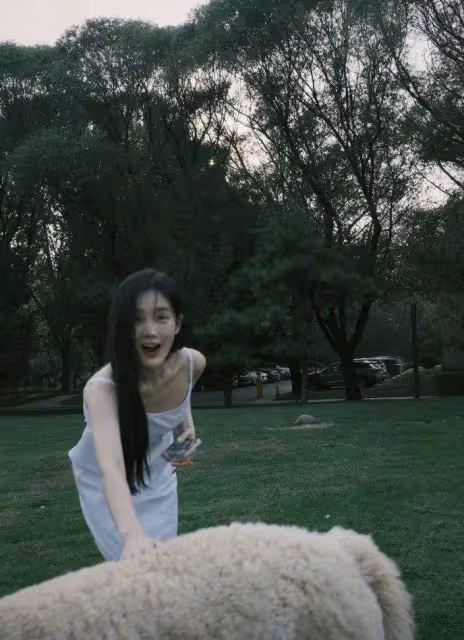 氧氣美少女！李一桐曬春日草坪外景寫真，身穿白色弔帶仙氣十足