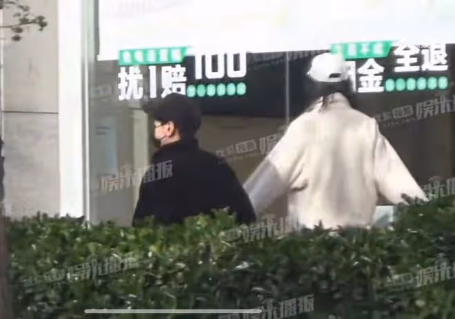 43歲高圓圓與趙又廷甜蜜約會！十指緊扣俏皮似少女，力破婚變傳聞