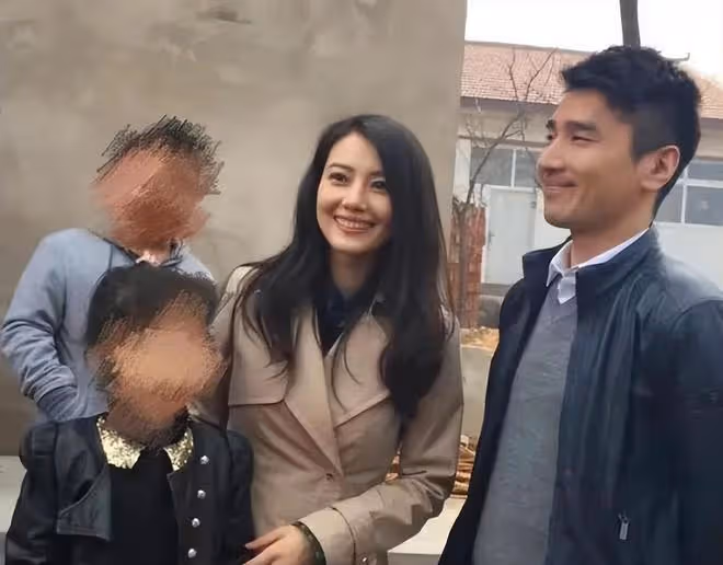 43歲高圓圓與趙又廷甜蜜約會！十指緊扣俏皮似少女，力破婚變傳聞