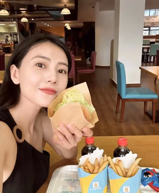 43歲高圓圓與趙又廷甜蜜約會！十指緊扣俏皮似少女，力破婚變傳聞