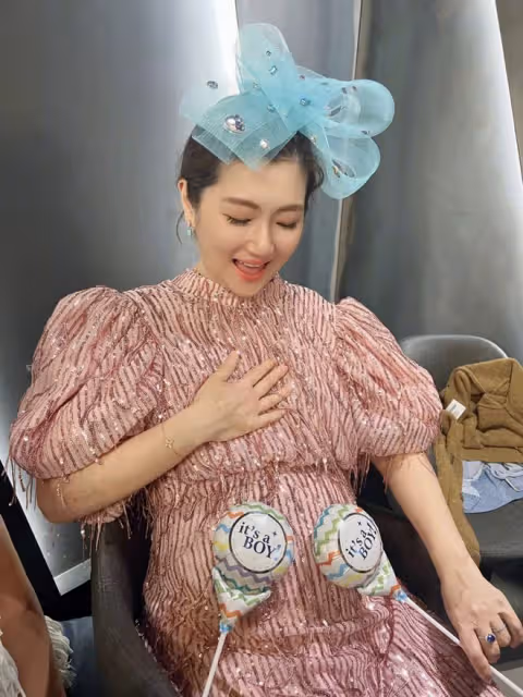Selina曬party照感恩寶寶是男孩兒,SHE齊聚一堂,男友長相好喜慶
