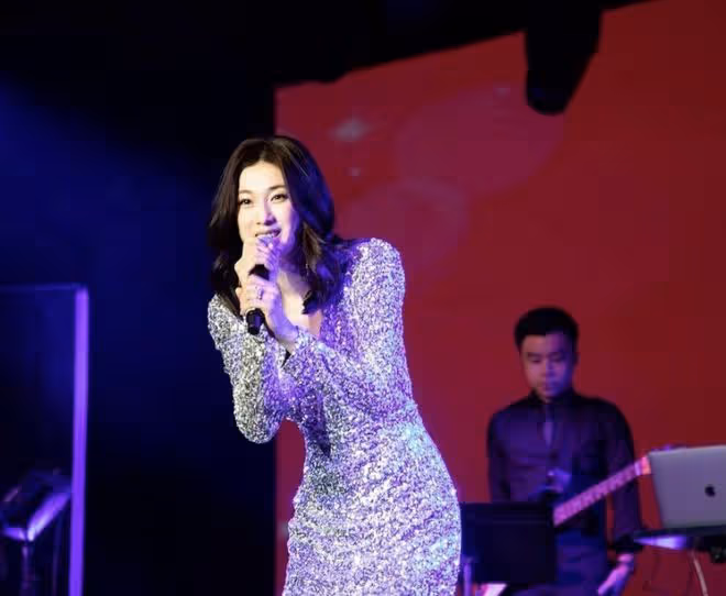 鍾嘉欣曬39歲慶生照，被52歲老公親吻額頭，一家五口同框幸福洋溢