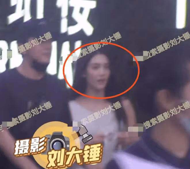 林更新與新女友聚餐被拍，兩人摸臉靠肩好曖昧，挽手乘車回家過夜