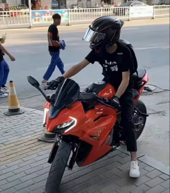 突發,21歲寧夏網紅因飆車身亡,現場畫面曝光非常慘烈,一片狼藉