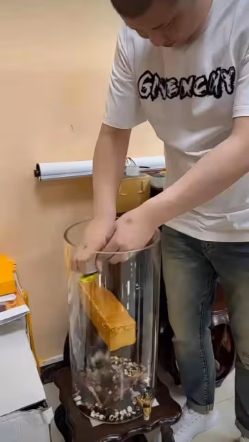 東北網紅二驢：奢侈生活普通人無法想像，40萬一瓶的茅台泡藥酒喝
