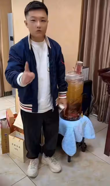 東北網紅二驢：奢侈生活普通人無法想像，40萬一瓶的茅台泡藥酒喝