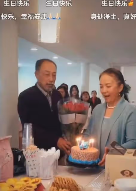 呂麗萍美國慶63歲生日,孫海英送3個蛋糕,與兒子張博宇四年未見