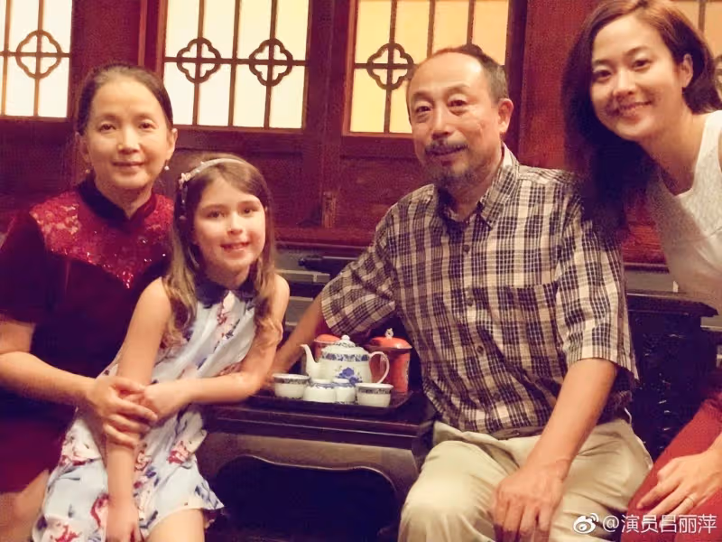 呂麗萍美國慶63歲生日,孫海英送3個蛋糕,與兒子張博宇四年未見
