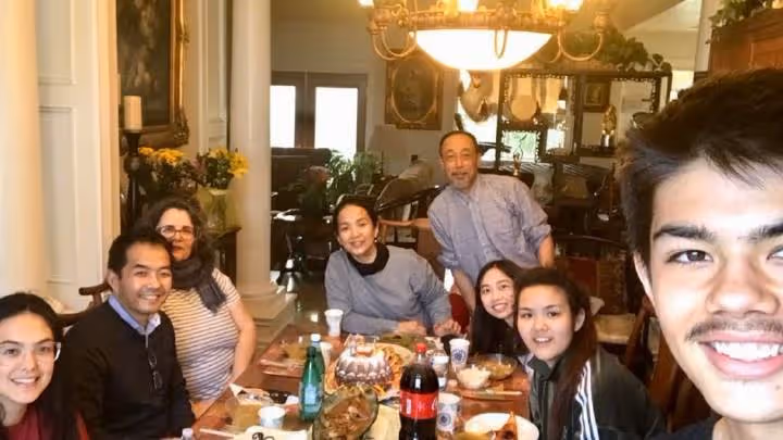 呂麗萍美國慶63歲生日,孫海英送3個蛋糕,與兒子張博宇四年未見