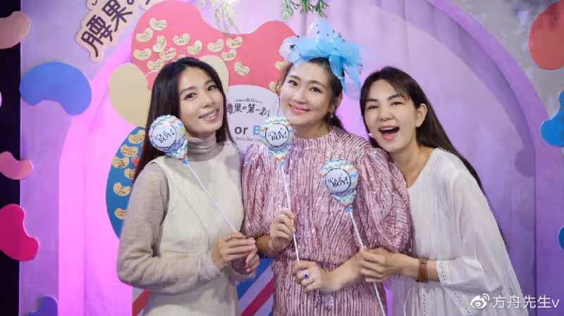 Selina曬party照感恩寶寶是男孩兒，SHE齊聚一堂，男友長相喜感