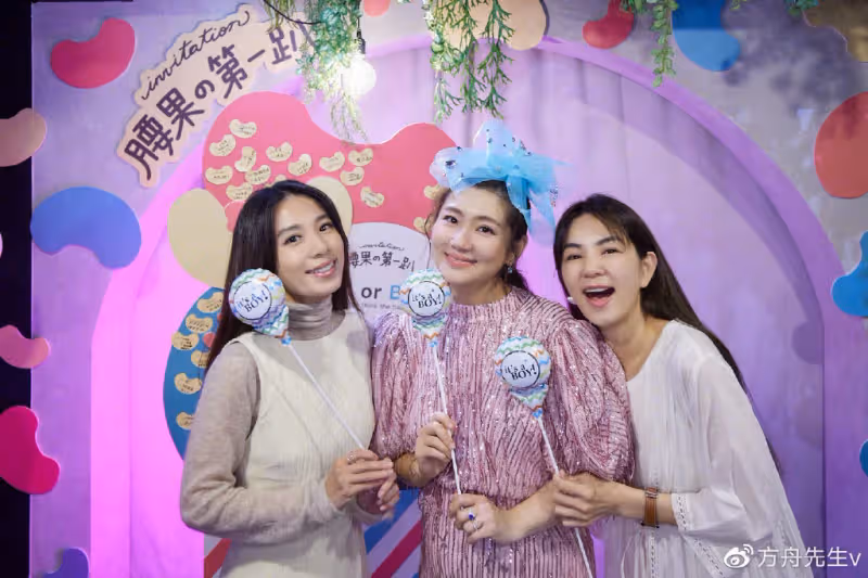 Selina曬party照感恩寶寶是男孩兒,SHE齊聚一堂,男友長相喜感