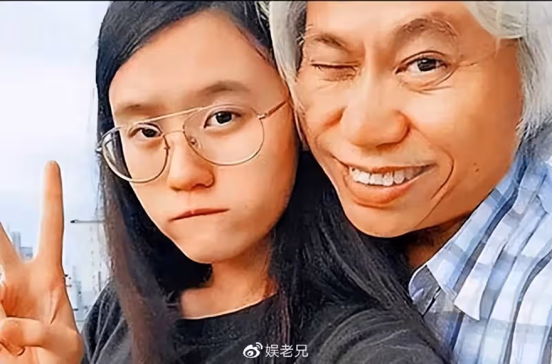 相差40歲的「爺孫戀」落幕,67歲李坤城去世,27歲林靖恩何去何從