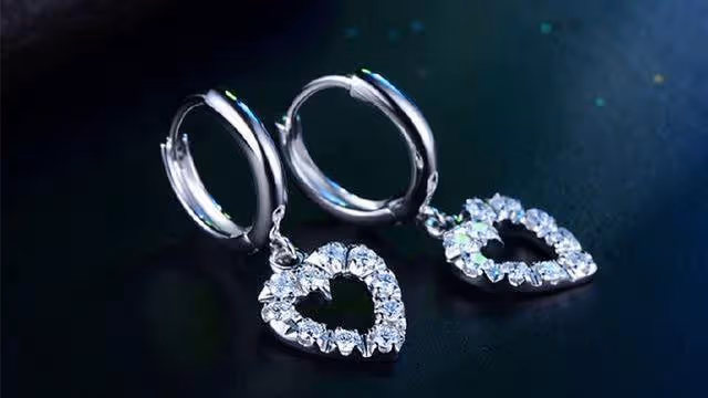 結婚5年，生日時丈夫送我價值5000元的禮物，打開一看我臉色煞白