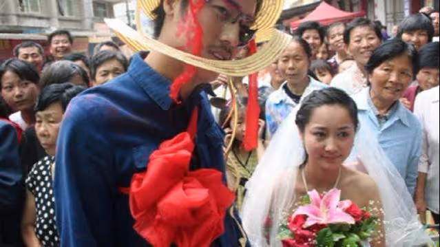 結婚當晚，145公分的妻子脫下衣服說句話，聽完我想撥打110