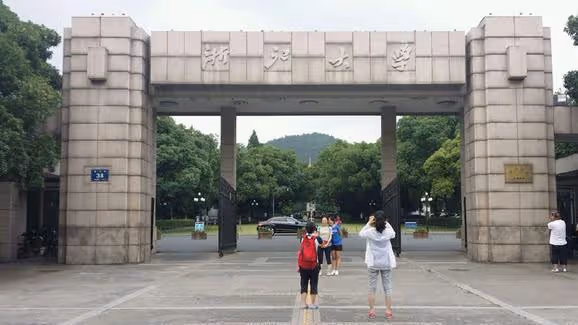 我向174公分的女友求婚後,岳母決定給10萬陪嫁,知道真相我愣了