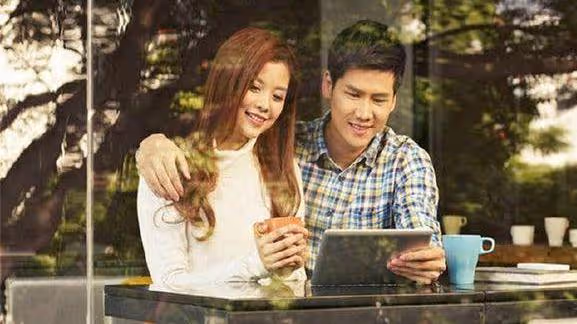 結婚半年，婆婆霸占老公的工資卡，3年後一查餘額我後悔不已