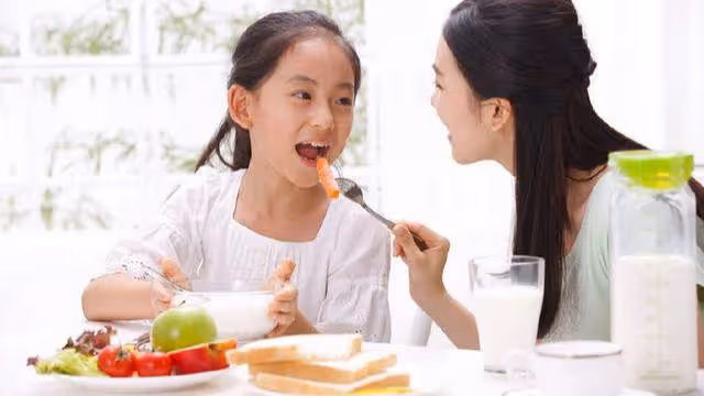 男醫生脫掉7歲女兒的外套,看到女兒背上的淤青,我當場愣住了