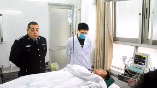 男醫生脫掉7歲女兒的外套,看到女兒背上的淤青,我當場愣住了