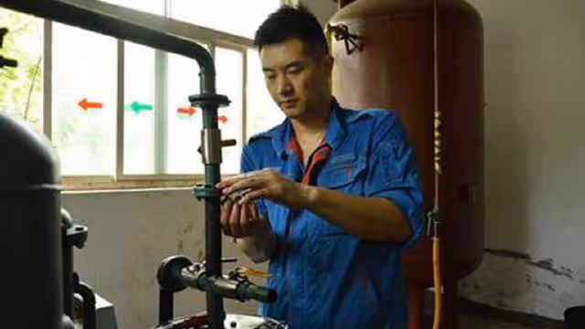 婚禮當天,岳母抱著遺像出現在婚禮,知道真相後,我當即下跪