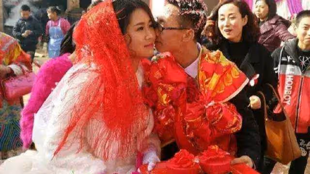 婚禮當天,岳母抱著遺像出現在婚禮,知道真相後,我當即下跪