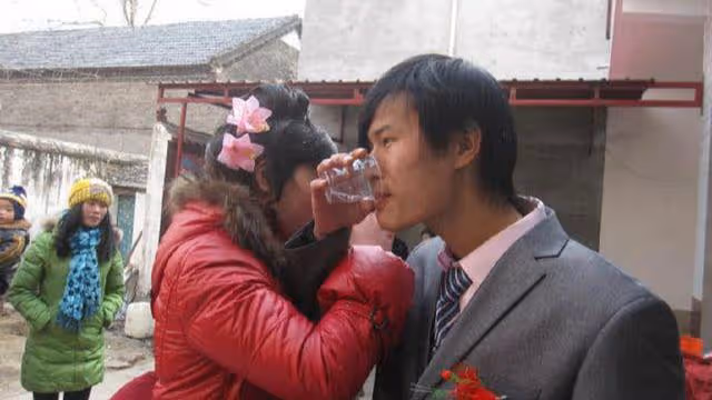 母親癱瘓3年,嫂子一直精心照顧,無意接到一個電話後,我想報警