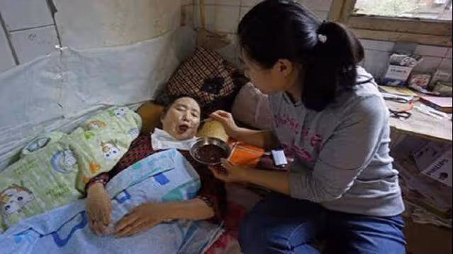 母親癱瘓3年,嫂子一直精心照顧,無意接到一個電話後,我想報警